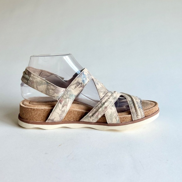 New Clarks Crean Green Pink Textile Rubber Outsole Sandals size 7.5 - Picture 3 of 13